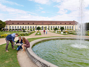 Der Ansbacher Hofgarten lockt im Sommer mit &uuml;ppigen Blumenrabatten, Springbrunnen und mediterranen Pflanzen.