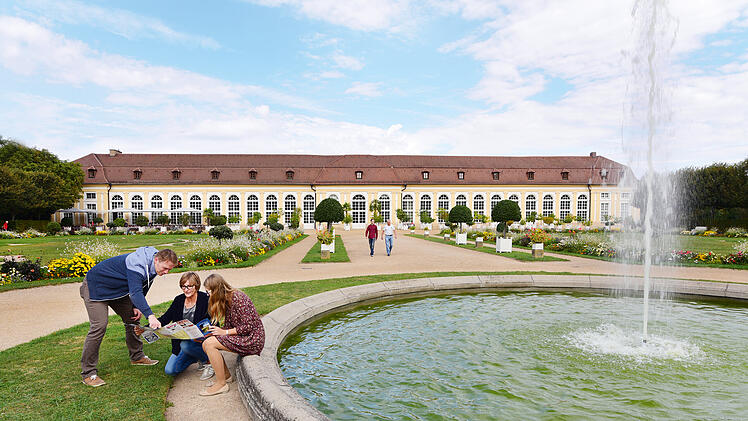 Der Ansbacher Hofgarten lockt im Sommer mit üppigen Blumenrabatten, Springbrunnen und mediterranen Pflanzen.