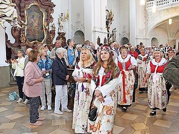 Festlicher Einzug der Trachtenträger in die Basilika Gößweinstein.