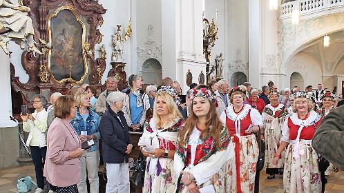 Festlicher Einzug der Trachtenträger in die Basilika Gößweinstein.