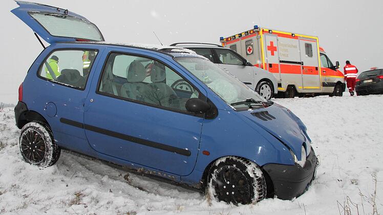 Der Renault landete im Graben. Das BRK musste sich um drei verletze Unfallbeteiligte kümmern.
