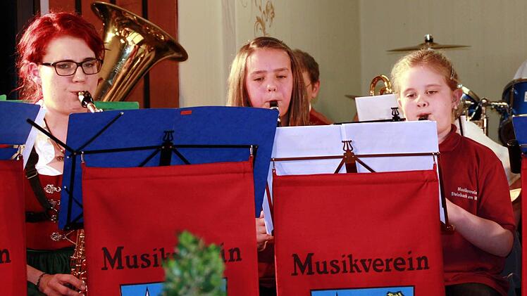 Mit ihrer "ersten Polka" zeigten auch die beiden Jungmusikerinnen Lena Fischer (links) und Lisa Wiegand (rechts) ihr erlerntes Können an den Klarinetten.