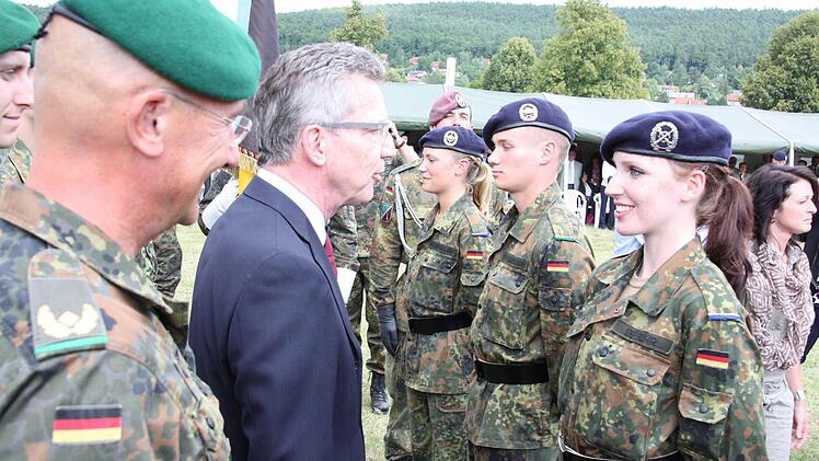 Bundesverteidigungsminister Thomas de Maizière gratuliert Christine de Buhr zum Diensteid. Links der Kommandeur der Infanterieschule Hammelburg, Brigadegeneral Gerd-Johannes Hagemann.  Fotos: Edgar Bartl