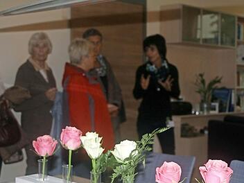 Beim Rundgang durch das Würzburger Hospiz: Sibylla Baumann (rechts) führt die Gäste aus Bad Kissingen durch die Räume der neu eröffneten Einrichtung.  Foto: Anja Vorndran