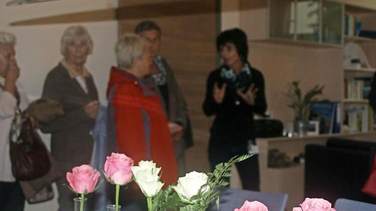 Beim Rundgang durch das Würzburger Hospiz: Sibylla Baumann (rechts) führt die Gäste aus Bad Kissingen durch die Räume der neu eröffneten Einrichtung.  Foto: Anja Vorndran