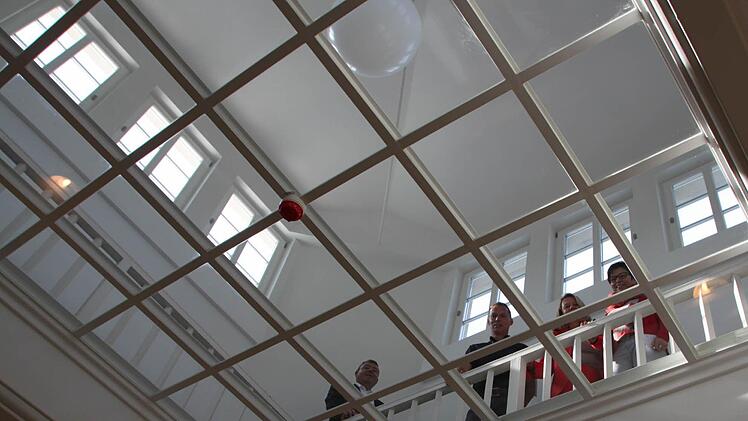 Eine riesige Kugel beleuchtet das Haus - bis hinunter ins Foyer.