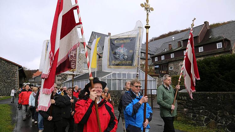 Feierlich: Mit Fahnen und Gesang zogen die Wirtsleute zur Wallfahrtskirche auf dem Kreuzberg. Foto: Markus Hauck