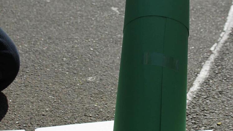 Schüler am Herder-Gymnasium haben eine Lochkamera gebastelt, um die Sonne einzufangen. Foto: Memmel