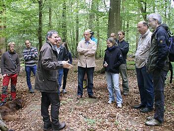 Hohem Besuch aus dem Bundes-Landwirtschaftsministerium erläuterte der Leiter des Forstbetriebes Ebrach Ulrich Mergner (Dritter von links), sein Trittsteinkonzept, das Artenschutz und die Nutzung des Waldes vereint.  Fotos: Sabine Weinbeer