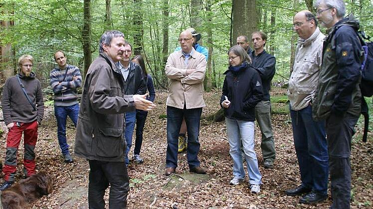 Hohem Besuch aus dem Bundes-Landwirtschaftsministerium erläuterte der Leiter des Forstbetriebes Ebrach Ulrich Mergner (Dritter von links), sein Trittsteinkonzept, das Artenschutz und die Nutzung des Waldes vereint.  Fotos: Sabine Weinbeer