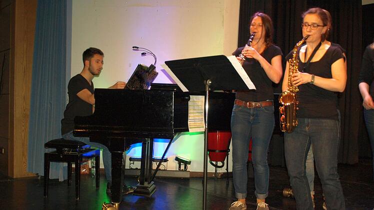 Sie bewiesen als Instrumentalgruppe eine gute Figur: am Klavier Michael Schorr, an der Klarinette Anne Hör und am Saxophon Anja Jäger.