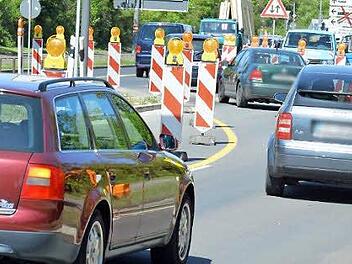 Am Montag hat die Sanierung der Fahrbahn des Berliner Rings im Süden von Bamberg begonnen.  Foto: Ronald Rinklef