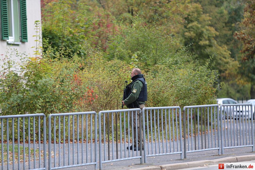 15-Jaehriger Schüler drohte Gewaltverbrechen an - Grosseinsatz der Polizei in Selb - Schule stundenlang abgeriegelt