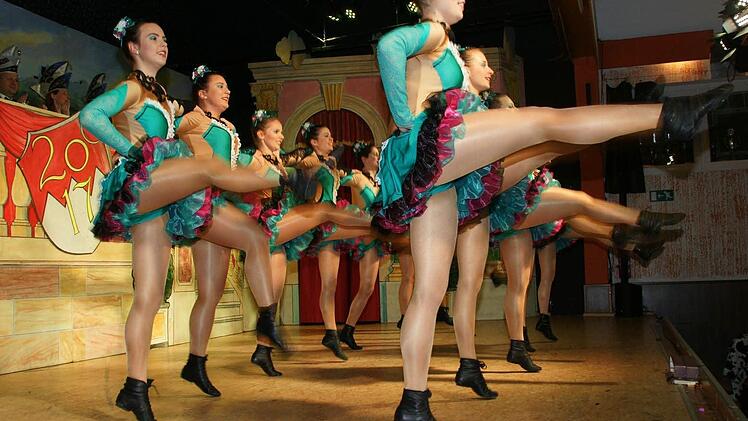 Das Dream-Dance-team zeigte sich beim Gardetanz in neuen Kost&uuml;men. Foto: Joseph Beck