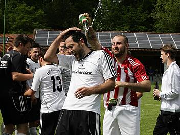 Die Meisterfeiern sind noch nicht lange her, da gilt die ganze Konzentration schon wieder der neuen Saison. Aufsteiger TSV Sonnefeld - hier mit Spielertrainer Bastian Renk und Torwart Patrick Jauch - muss am 2. Spieltag der Landesliga Nordost beim VfL Frohnlach antreten. Spieltag ist Mittwoch, 19. Juli im Willi-Schillig-Stadion. Foto: Archiv