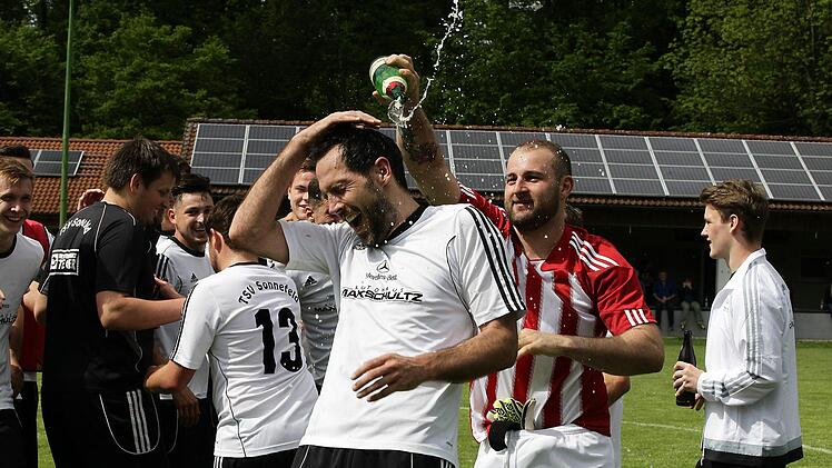 Die Meisterfeiern sind noch nicht lange her, da gilt die ganze Konzentration schon wieder der neuen Saison. Aufsteiger TSV Sonnefeld - hier mit Spielertrainer Bastian Renk und Torwart Patrick Jauch - muss am 2. Spieltag der Landesliga Nordost beim VfL Frohnlach antreten. Spieltag ist Mittwoch, 19. Juli im Willi-Schillig-Stadion. Foto: Archiv