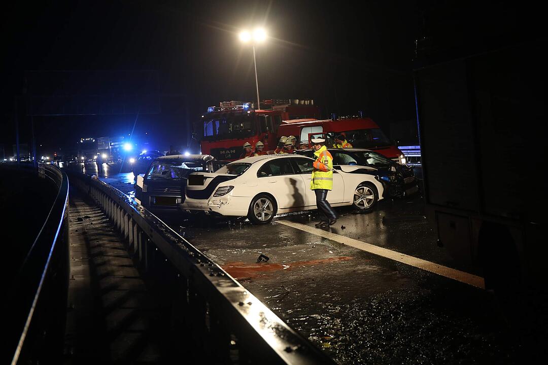 Tödlicher Unfall auf A9: Autos krachen  in Unfallstelle – Mann von Brücke geschleudert
