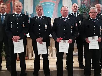 Ehrungen gab es bei der Freiwilligen Feuerwehr Schönderling (von links):  Landrat Emil Müller, Norbert Heil, Harald Kess,  Klaus Spahn, Kommandant Christian Beck, Günter Schäfer und  Kreisbrandinspektor Thomas Eyrich. Foto: Horst Conze