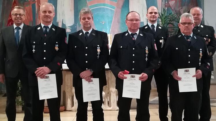 Ehrungen gab es bei der Freiwilligen Feuerwehr Schönderling (von links):  Landrat Emil Müller, Norbert Heil, Harald Kess,  Klaus Spahn, Kommandant Christian Beck, Günter Schäfer und  Kreisbrandinspektor Thomas Eyrich. Foto: Horst Conze