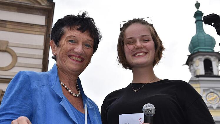 Die Landtagsabgeordnete Inge Aures (links) mit Organisatorin Laura Meile Uschi Prawitz