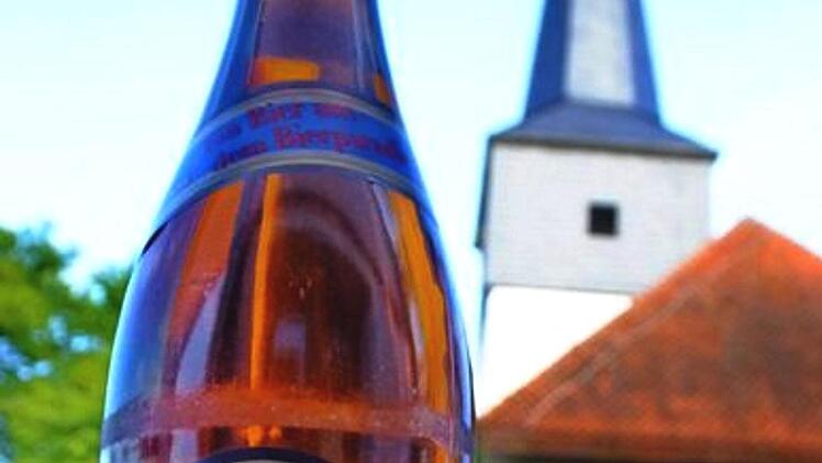 Auch ganz nüchtern betrachtet kann man den Kirchturm doppelt sehen.    Foto: Richard Sänger
