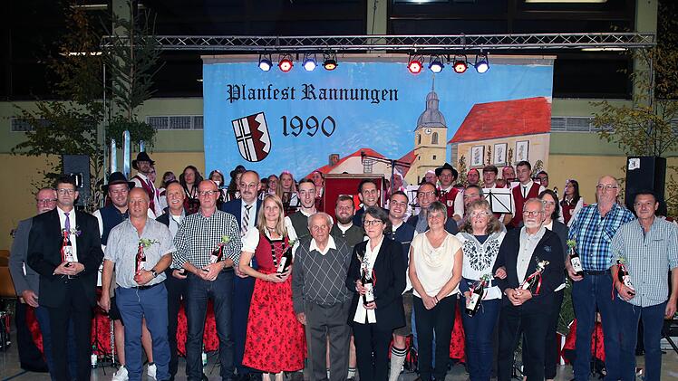Ehre, wem Ehre gebührt. Für die Vorsitzenden der früheren Planvereine seit 1960 und Frauen und Männer, die sich um das Planfest verdient gemacht haben, gibt es Präsente. Foto: Dieter Britz