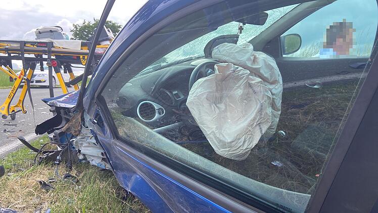 Marktschorgast: Frau (71) bei Autounfall schwer verletzt - Mann (45) begeht gleich mehrere Straftaten