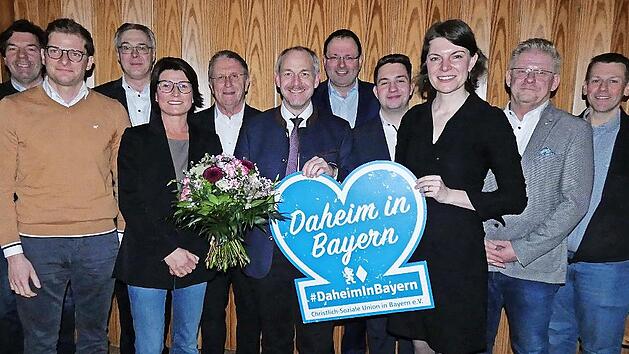 Der neu gewählte Vorsitzende des CSU-Stadtverbandes Kulmbach, Jörg Kunstmann (mit Blumen), mit dem neuen Vorstand