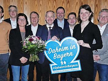 Der neu gewählte Vorsitzende des CSU-Stadtverbandes Kulmbach, Jörg Kunstmann (mit Blumen), mit dem neuen Vorstand