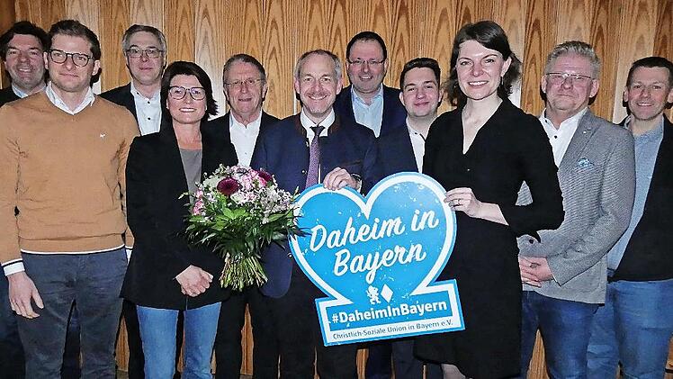 Der neu gewählte Vorsitzende des CSU-Stadtverbandes Kulmbach, Jörg Kunstmann (mit Blumen), mit dem neuen Vorstand