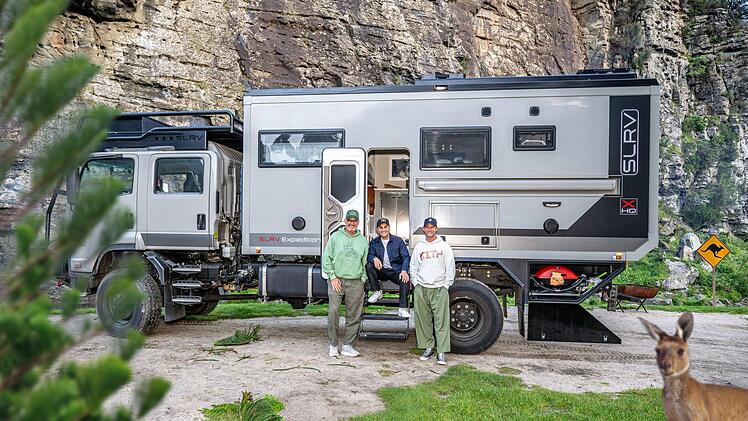 Die Koch-Buddies (von links) Frank Rosin, Alex Kumptner und Ali G&uuml;ng&ouml;rm&uuml;s sind nach drei USA-Reisen nun in Australien unterwegs. F&uuml;nf Folgen "Roadtrip Australien - Drei Spitzenk&ouml;che auf vier R&auml;dern" laufen bei Kabel Eins und Joyn.