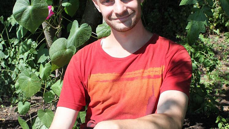 Simon Klawitter ist gerne draußen. Der gelernte Zierpflanzengärtner kümmert sich um die Prunkwinde im Garten des Kolping-Bildungszentrums. Er mag die Dankbarkeit, die die Pflanzen zeigen. Foto: Carmen Schmitt