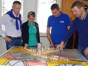 Stefan und Michaela Weiss, Dietrich Denzner und Ulf Krause (von links) vor dem Weihnachtsmarkt 2013 in 3D