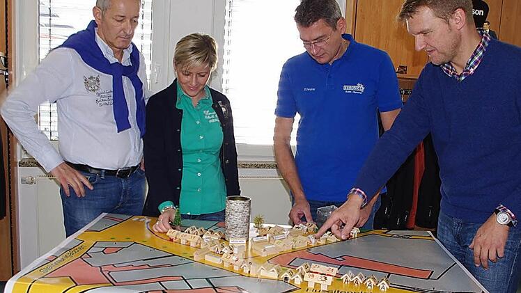 Stefan und Michaela Weiss, Dietrich Denzner und Ulf Krause (von links) vor dem Weihnachtsmarkt 2013 in 3D