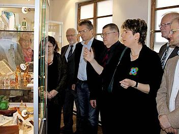 Sie finden die Ausstellung interessant (von links): Monika Jürgens-Winefeld, Manfred Suffa, der Vizepräsident der IHK, Hans Rebhan, Dritter Bürgermeister Dietmar Schmidt, Museumsmitarbeiterkin Jana Buhrow, der Zweite Vorsitzende der Glasbewahrer, Wolfgang Hammerschmidt ,und Restaurator Sandro Welsch. Foto: Veronika Schadeck