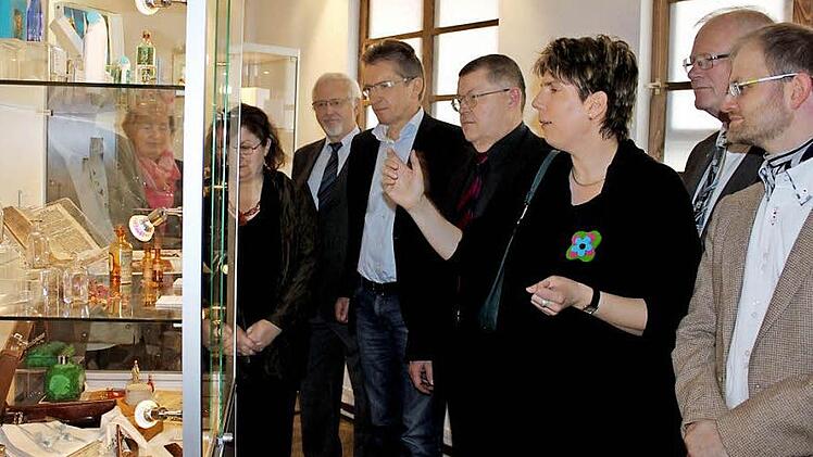 Sie finden die Ausstellung interessant (von links): Monika Jürgens-Winefeld, Manfred Suffa, der Vizepräsident der IHK, Hans Rebhan, Dritter Bürgermeister Dietmar Schmidt, Museumsmitarbeiterkin Jana Buhrow, der Zweite Vorsitzende der Glasbewahrer, Wolfgang Hammerschmidt ,und Restaurator Sandro Welsch. Foto: Veronika Schadeck