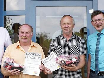 Verbandsvorsitzender Armin Warmuth (rechts) sowie Geschäftsführer Burkhard Oschmann (links) freuen sich mit Andreas Ruppert und Wolfgang Holzinger. Foto: Abwasserzweckverband Thulba-Saale