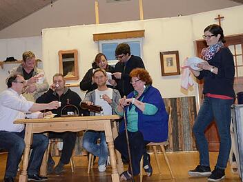 Noch wird eifrig bei der Theatergruppe St. Wolfgang Stockheim für das Lustspiel "Die drei Eisbären" geprobt. Das Bild zeigt (sitzend von links) Michael Hohenadel, Andreas Ludwig, Roy Fischer und Elfriede Stey sowie (stehend von links) Alexander Ludwig, Sandra Brauer, Sven Zimmermann und Ilka Feuerpfeil.  Foto: Karl-Heinz Hofmann