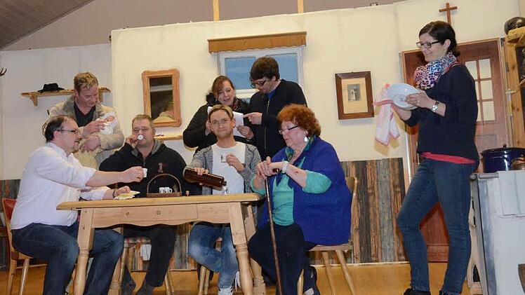 Noch wird eifrig bei der Theatergruppe St. Wolfgang Stockheim für das Lustspiel "Die drei Eisbären" geprobt. Das Bild zeigt (sitzend von links) Michael Hohenadel, Andreas Ludwig, Roy Fischer und Elfriede Stey sowie (stehend von links) Alexander Ludwig, Sandra Brauer, Sven Zimmermann und Ilka Feuerpfeil.  Foto: Karl-Heinz Hofmann