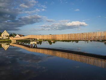 Diese Spannbandbrücke über einen Weiher wurde in Tirschenreuth zur Gartenschau 2013 gebaut. Sie könnte Vorbild sein für eine mögliche "Teich-Erlebniswelt" im Aischgrund.  Foto: Hanns Joosten/Annabau Architektur und Landschaft