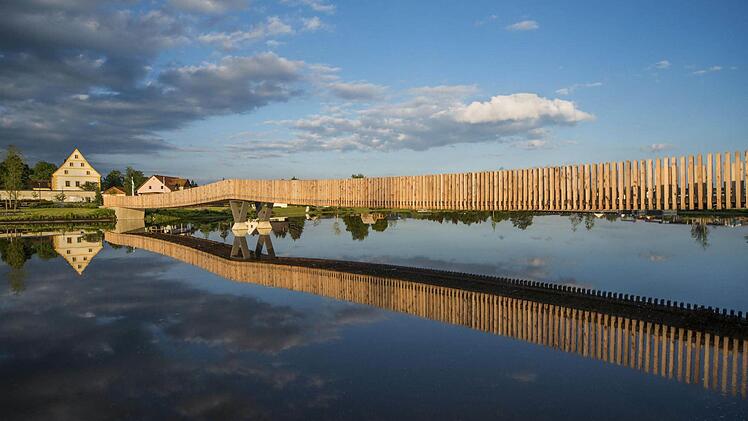 Diese Spannbandbrücke über einen Weiher wurde in Tirschenreuth zur Gartenschau 2013 gebaut. Sie könnte Vorbild sein für eine mögliche "Teich-Erlebniswelt" im Aischgrund.  Foto: Hanns Joosten/Annabau Architektur und Landschaft