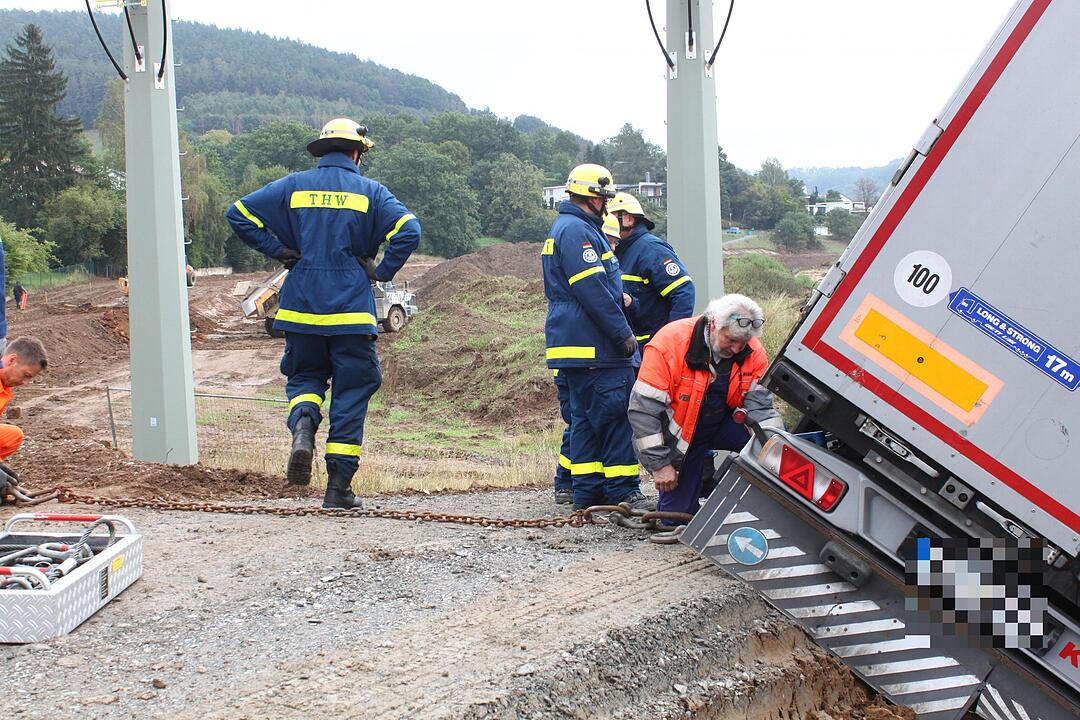 Sattelzug droht in Kulmbach zu kippen