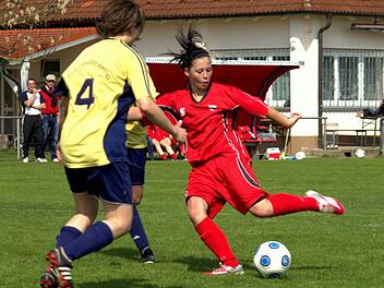 Torjägerin Julia Rose (hier in der Vorsaison gegen Gräfenberg) wird mit großer Wahrscheinlichkeit auch in dieser Spielzeit die Offensiv-Waffe des 1. FC Burk in der Kreisliga sein.  Foto: Foto: Oliver Schamel/archiv