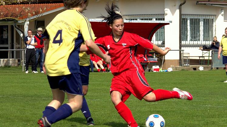 Torjägerin Julia Rose (hier in der Vorsaison gegen Gräfenberg) wird mit großer Wahrscheinlichkeit auch in dieser Spielzeit die Offensiv-Waffe des 1. FC Burk in der Kreisliga sein.  Foto: Foto: Oliver Schamel/archiv