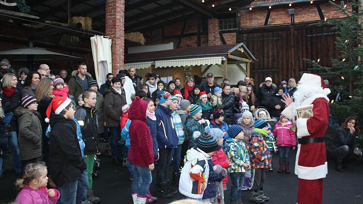 Eine der jungen Frauen hat es dann den anderen ins Syrische weiter übersetzt. Der Junge vorne links im Bild mit dem grünen Parka hat uns erzählt, dass er schon unterwegs auf der Flucht angefangen hat mit seinem Tablet Deutsch zu lernen. Foto: Joachim Weichert