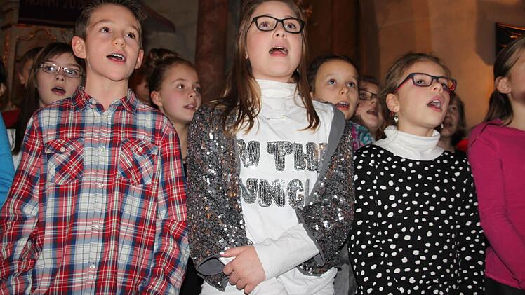 "Frohe Weihnacht, merry christmas, ja die Freud" ist überall", jubilierten Schüler aus den fünften und sechsten Klassen.