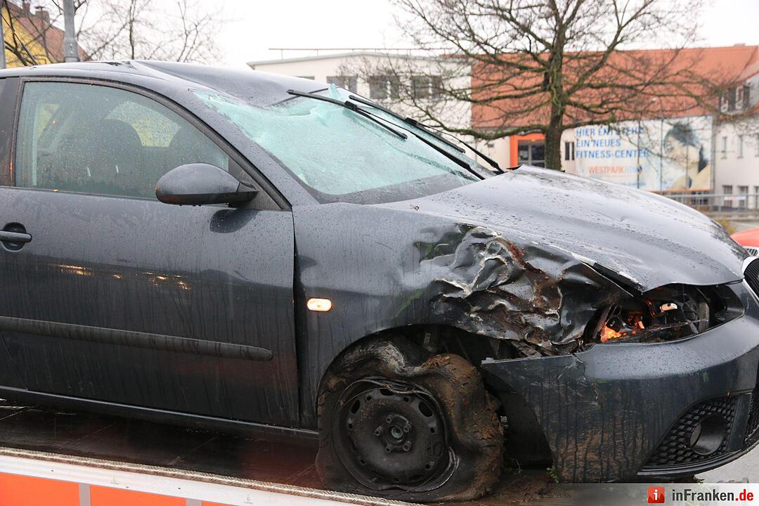 Auto fährt in Forchheim in Menschengruppe