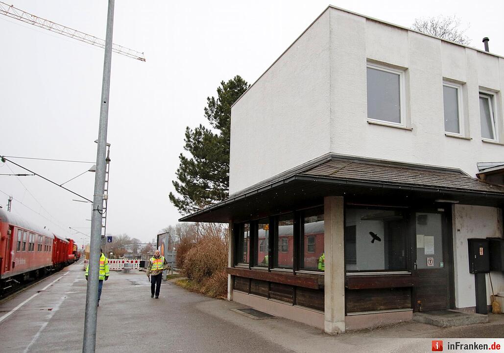 Polizeibeamte kommen am 10.02.2016 am Bahnhof in Bad Aibling (Bayern) zum Fahrdienstleiter-Stellwerk. Am 09.02.2016 waren zwei Meridian-Nahverkehrszüge der privaten Bayerischen Oberlandbahn auf der eingleisigen Strecke zwischen Holzkirchen und Rosenheim bei hohem Tempo frontal ineinander gekracht. Zehn Menschen starben. Foto: Uwe Lein/dpa