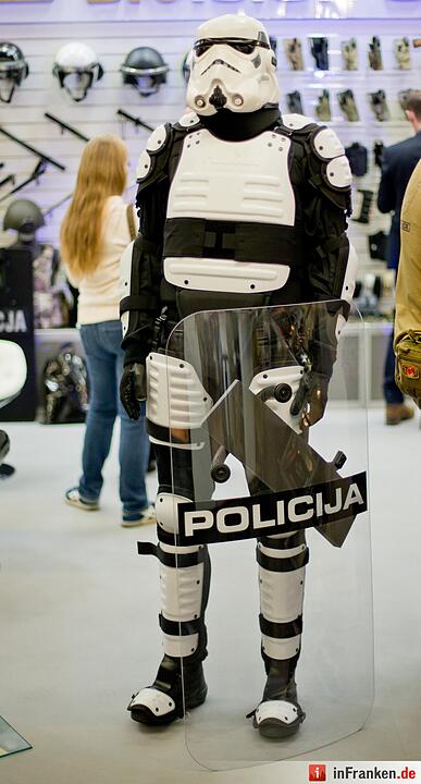 Eine Puppe mit Polizei-Schutzkleidung und einem dem eines Stormtroopers aus Star Wars ist am 04.03.2016 während der Jagd- und Sportwaffenmesse IWA OutdoorClassics in Nürnberg (Bayern) am Stand des polnischen Unternehmens HPE ausgestellt. Auf der IWA präsentieren bis 7. März mehr als 1400 Aussteller Jagd- und Sportwaffen, Munition, Messer, Outdoor-Bedarf und Zubehör. Foto: Daniel Karmann/dpa
