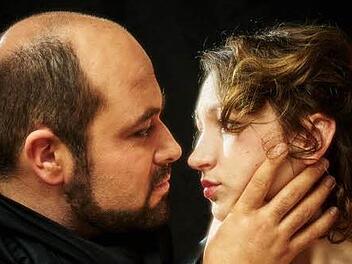 Patrick L. Schmitz als Othello und Aline Joers als Desdemona  Foto: Matthias Weinberger